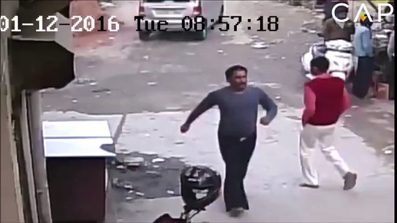 Enfant chanceux presque écrasé par une voiture... Il passe pile entre les 2 roues