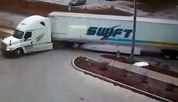 Un chauffeur de camion écrase une bouche d'incendie et essaie de la remettre en place