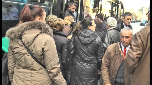 Hyn në fuqi, Nga sot çmimi i biletës urban bëhet 40 lekë, kundërshtojnë udhëtarët