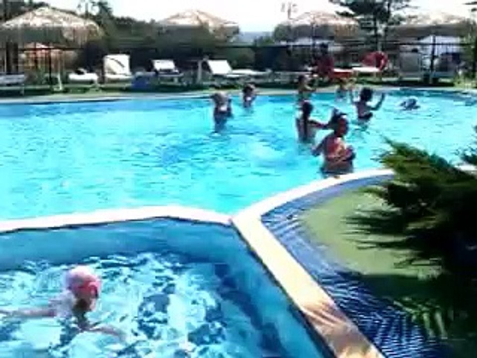 Аква-аэробика - водная дискотека в Греции