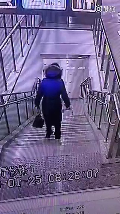 Une femme pressée rate la marche d'un escalier (fail)