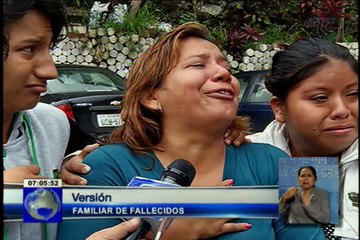 Padre e hijo fallecieron al incrustarse un auto bajo un bus