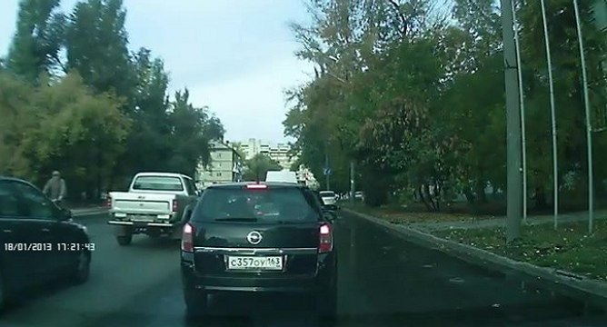 Un cycliste chute devant une voiture