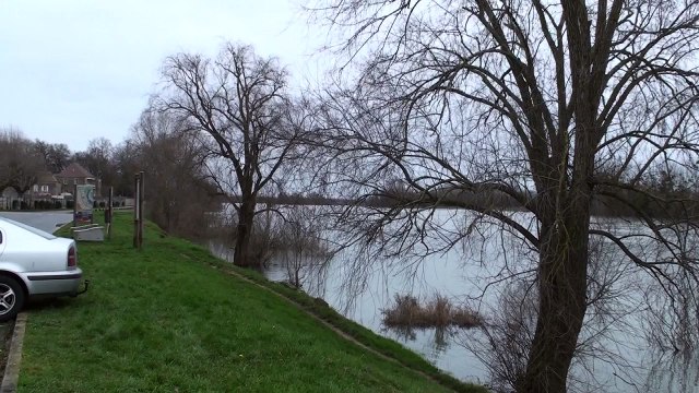 2016. Tournus - voiture dans la Saône