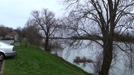 2016. Tournus - voiture dans la Saône