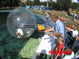 Водный шар в бассейне
