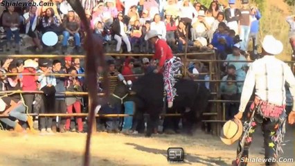 SUPER JARIPEO RANCHERO SELECCION NAYARITA EN AJUNO MICHOACAN MEXICO EN DONDE VALIENTES JINETES MONTAN A LOS TOROS SALVAJOTES DE LA GANADERIA DE RANCHO CHELELO LOS TOROS CONQUISTADORES ENERO 2016