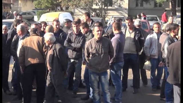 BANORET E GODOLESHIT PROTESTOJNE PER MUNGESEN E RRUGES NE BASHKINE E ELBASANIT LAJM