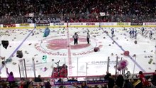 Celebração espetacular de adeptos em jogo de hóquei no gelo