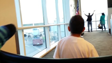 Deux imbéciles pensent qu'il suffit de faire des signes au pilote de l'avion pour qu'il les réembarque