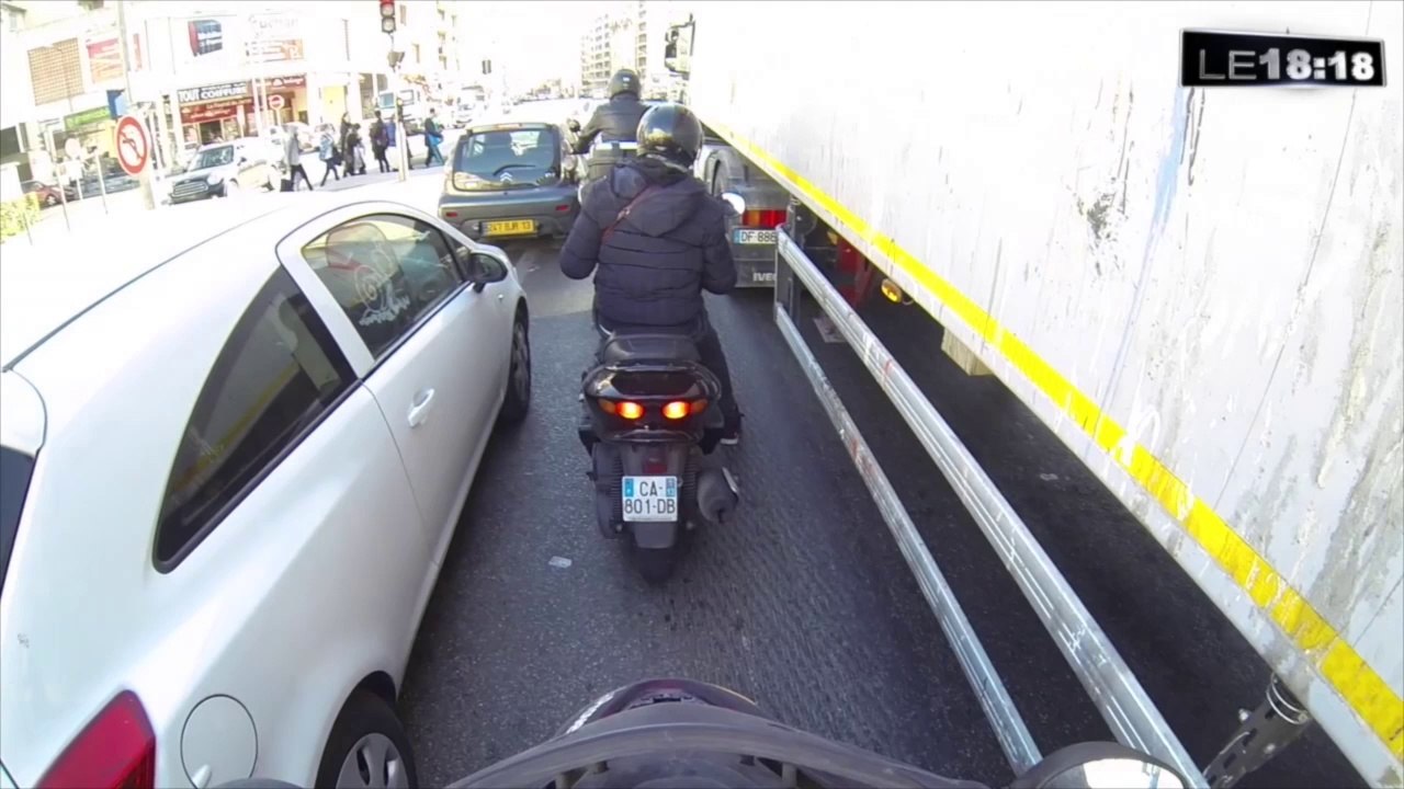 Les motards autorisés à se faufiler entre les voitures