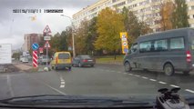 شاب روسى يساعد رجل عجوز فى عبور الشارع