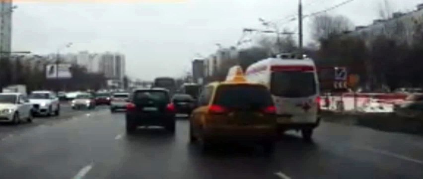 Водитель такси не пропустил скорую