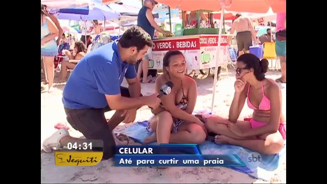 Viciados em celular não desgrudam do aparelho em dia de praia