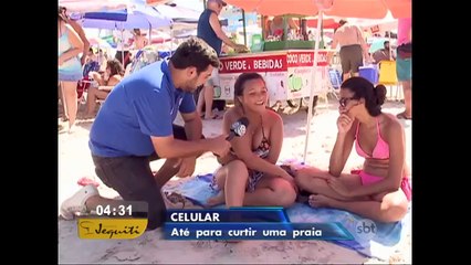 Viciados em celular não desgrudam do aparelho em dia de praia