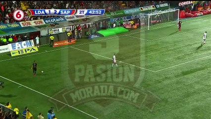 Il lance ces baskets sur un joueur après s'être fait tacler