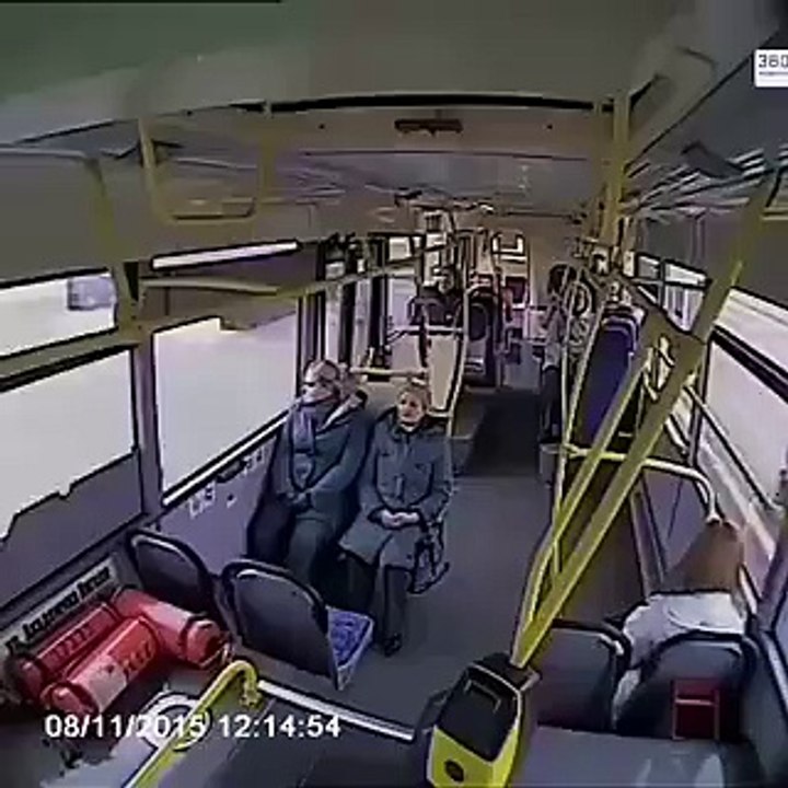 Un autobus freine brutalement