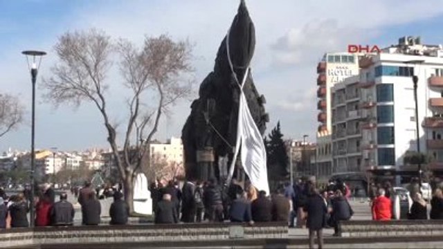 Çanakkale Truva Atı'na Barış İçin Beyaz Fular Bağladılar