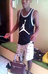 Un jeune imite le chanteur Wally Seck