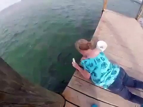 Женщина кормила рыбу и вдруг