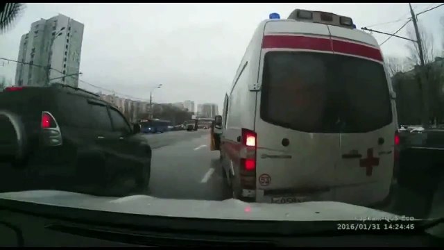 ТАКСИСТ подрезал СКОРУЮ, за что и получил от других водителей