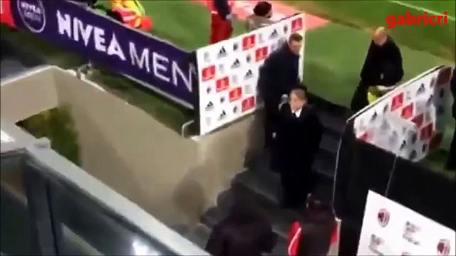 Milan Inter 3 0 - Mancini risponde agli insulti dei tifosi con il dito