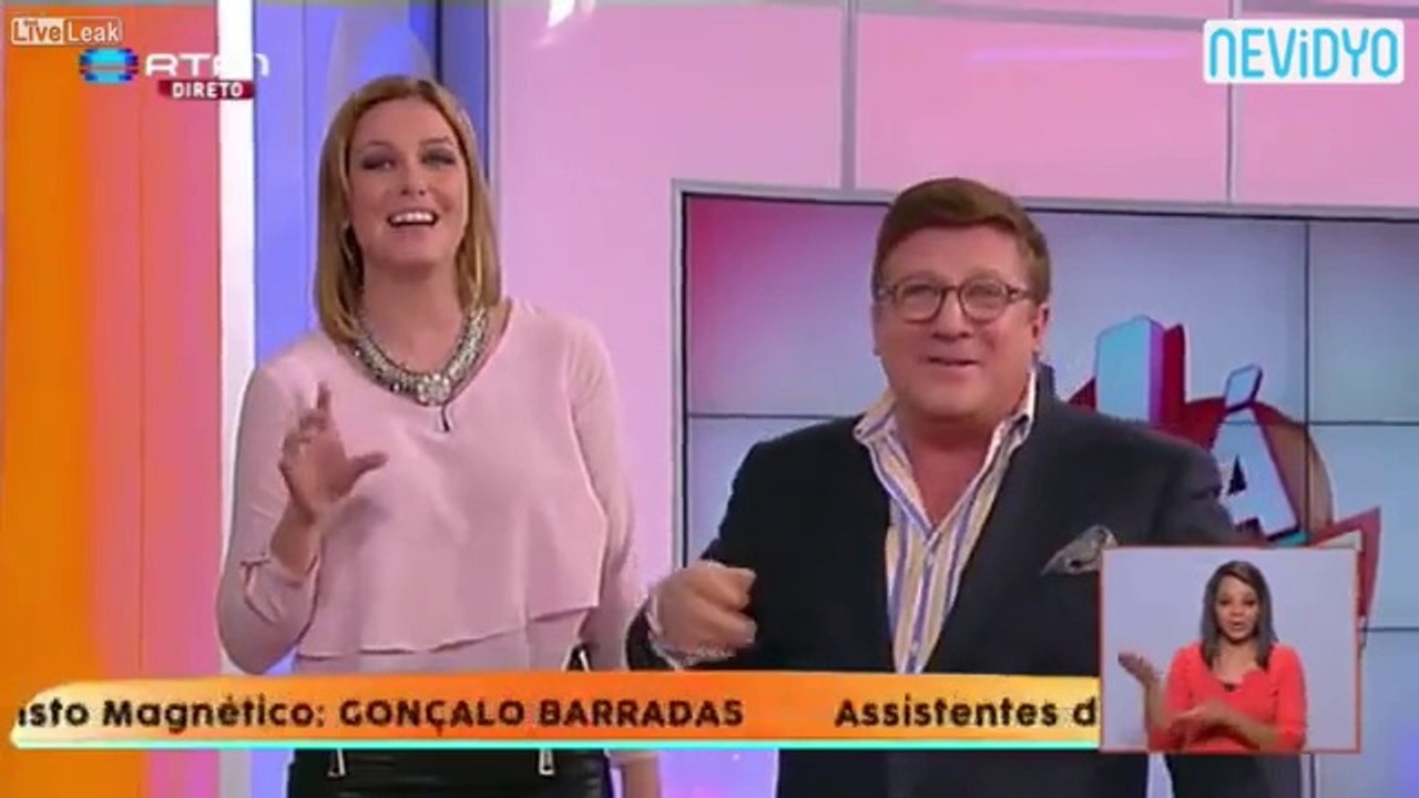 Canlı Yayında Sunucunun Gömleğini Açınca..