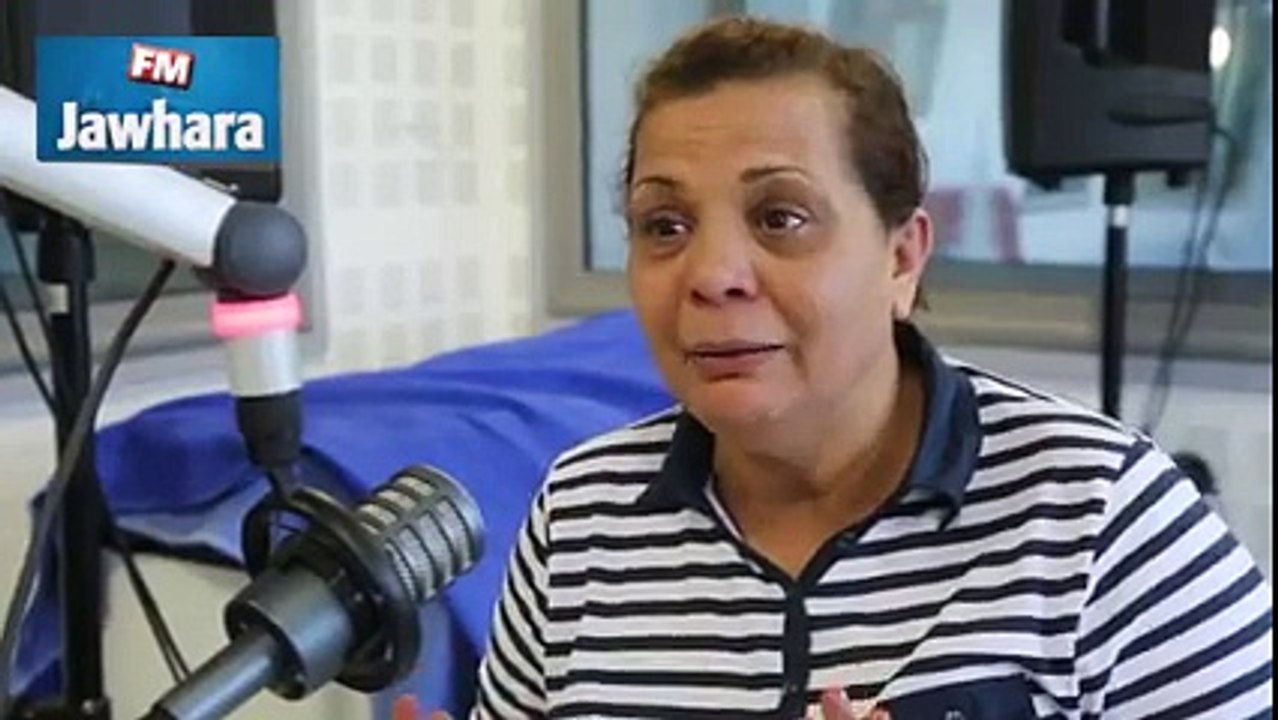 الأم تتصدى لرجل لإنقاذ ابنتها