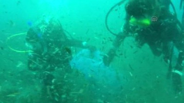 Üniversiteli Dalgıçlar Bodrum Limanı'nı Temizledi