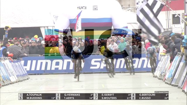 Adam Toupalik célèbre sa victoire en cyclo-cross alors qu'il reste un tour à faire