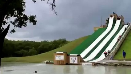 Девушка упала в воду спиной
