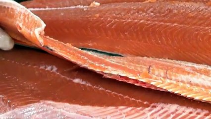 filleting salmon- method two Chef John Chow.MTS
