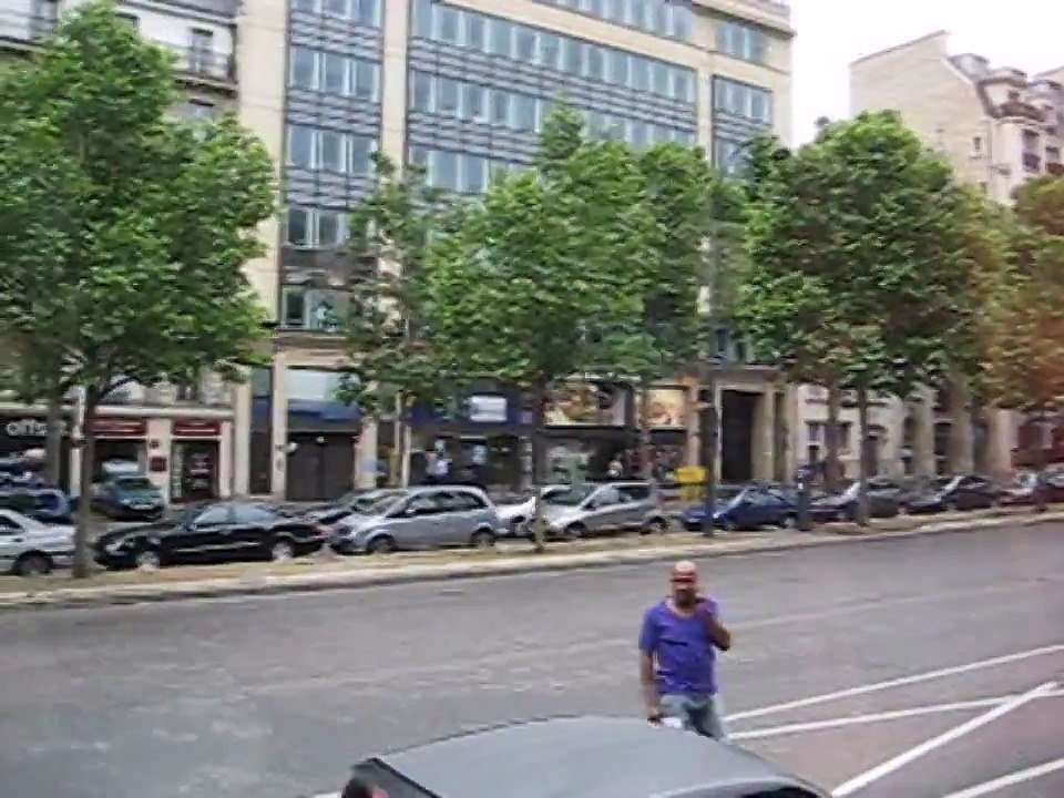 ФРАНЦИЯ, ПАРИЖ, кролики в центре города, ТРИУМФАЛЬНАЯ АРКА, ЭЙФЕЛЕВАЯ БАШНЯ