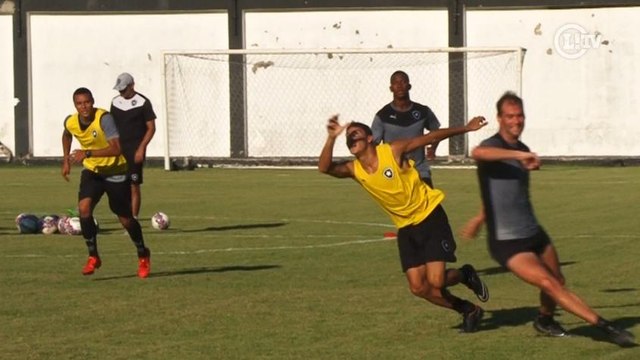 Joia do Botafogo deixa zagueiro argentino na saudade e ainda tira onda