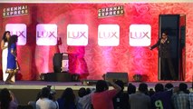 Shah Rukh Khan Enacts DDLJ & Chennai Express Train Scene At Lux Chennai Express Contest