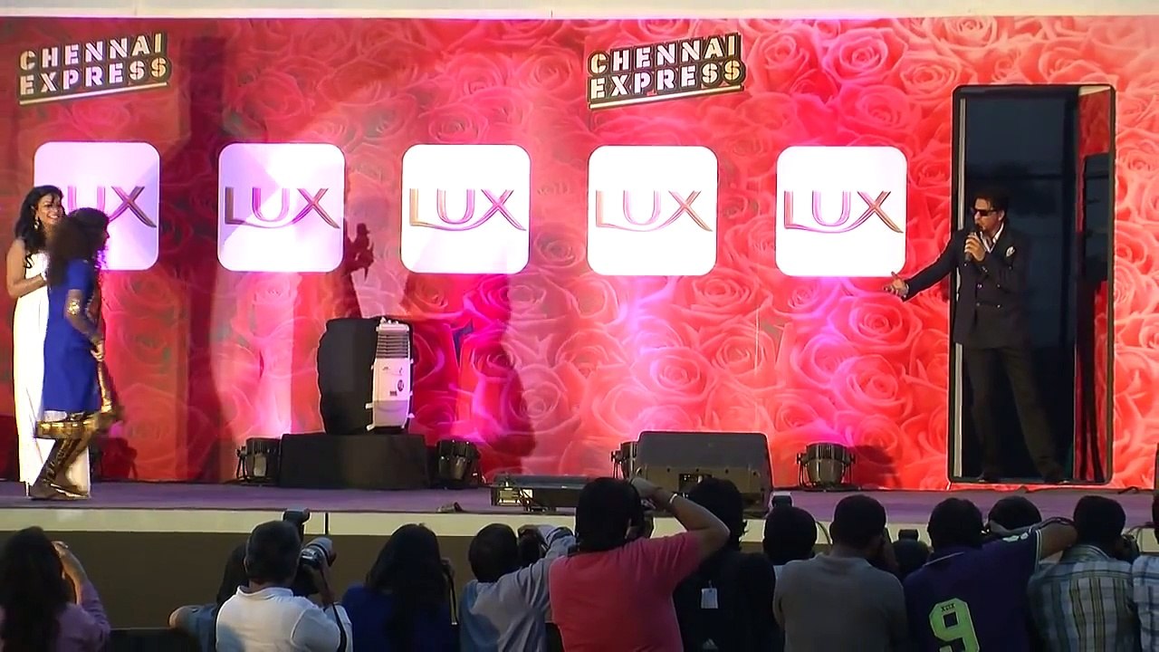 Shah Rukh Khan Enacts DDLJ & Chennai Express Train Scene At Lux Chennai Express Contest