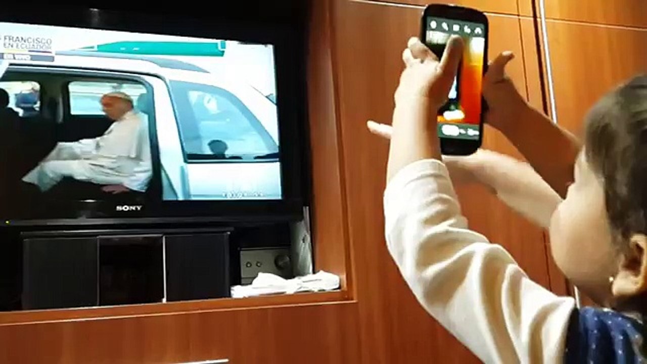 La mene le toma fotos al papa Francisco