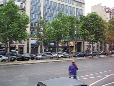 ФРАНЦИЯ, ПАРИЖ, кролики в центре города, ТРИУМФАЛЬНАЯ АРКА, ЭЙФЕЛЕВАЯ БАШНЯ