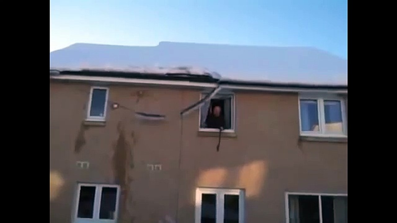 Мужик сбил сосульку! ржака