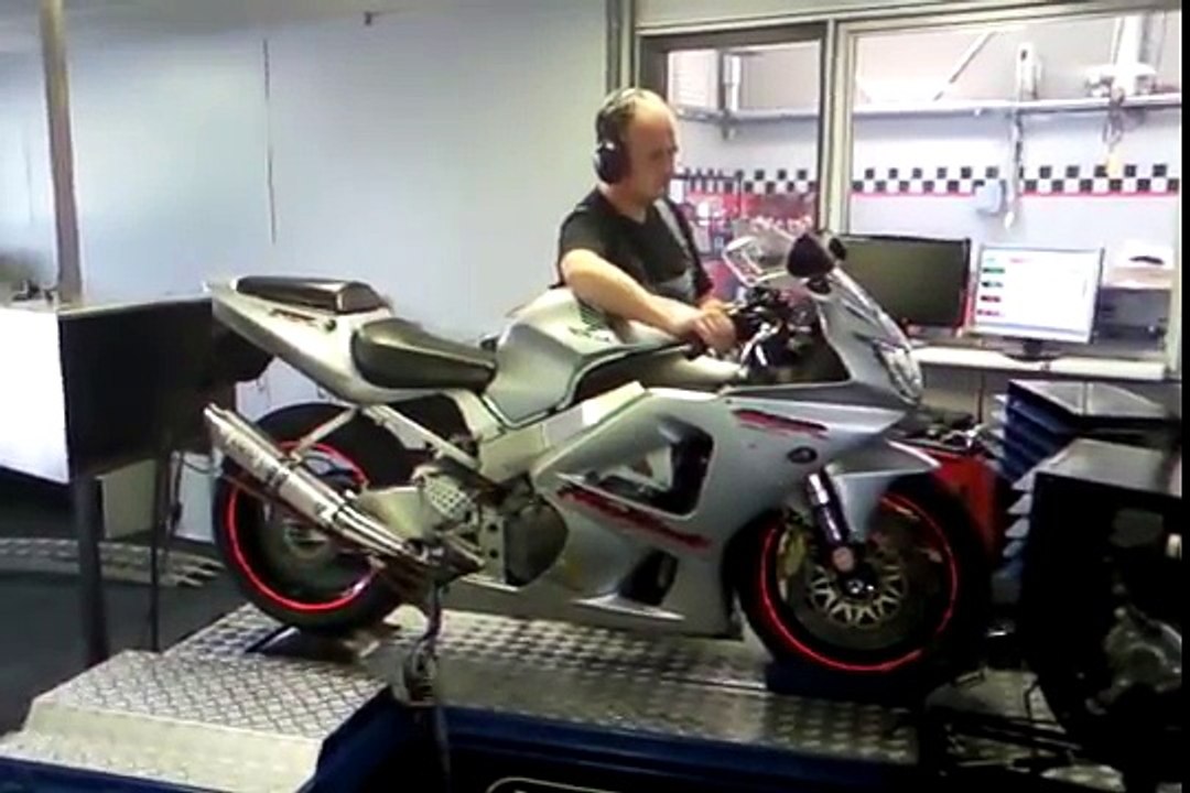 CBR 929 RR op de testbank.