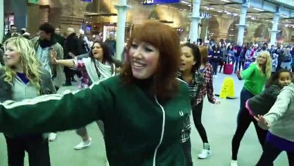 Il danse tout seul sur Michael Jackson dans la gare quand d'autres danseurs le rejoignent ! Dingue !