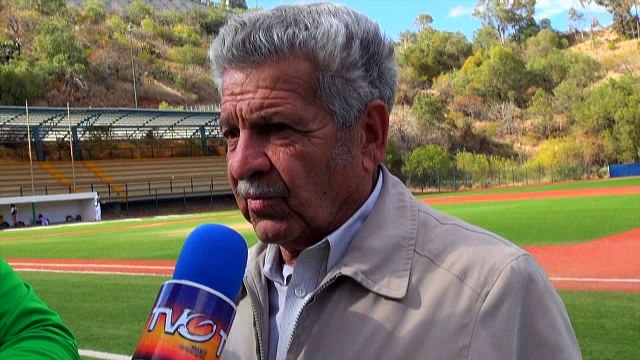 Se entregan trofeos para los veteranos en el campo de beísbol del Macro Centro 2 CODE