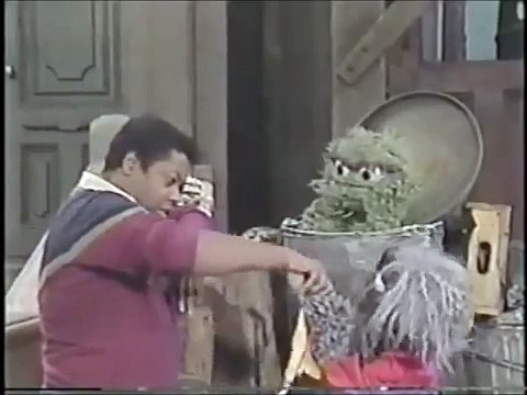 Classic Sesame Street - Oscar\'s Prized Banana Peel