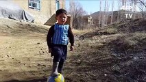 El niño afgano que emula a Messi con una bolsa de plástico
