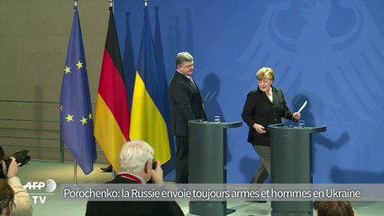 Porochenko: La Russie envoie toujours armes et hommes en Ukraine