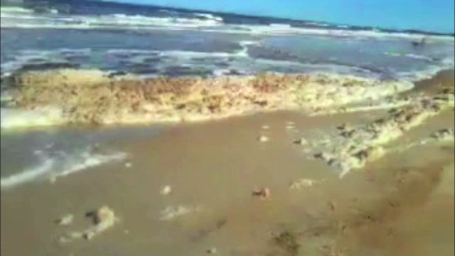 Internauta registra espuma suspeita no mar de Conceição da Barra