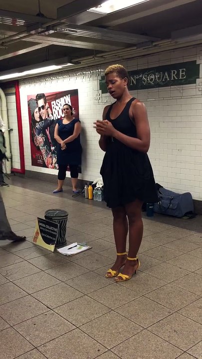 cantante en el metro