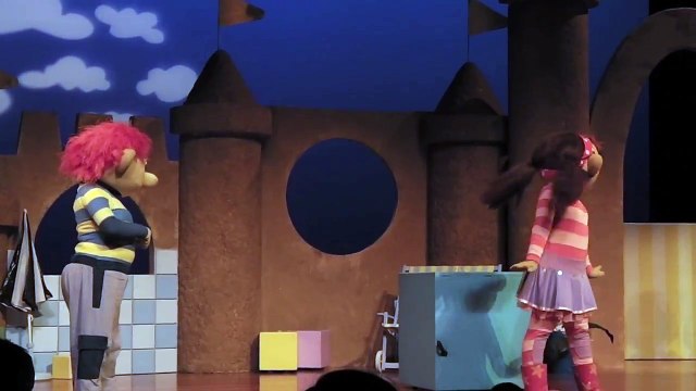 Zandkasteel voorstelling: Op zoek naar wilde dieren / Sandcastle show in Holland