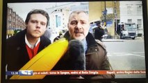 Journaliste dérangé par un photobomber équipée d'une banane géante