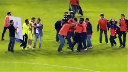 Taraftar az kalsın kendini saktlıyordu!